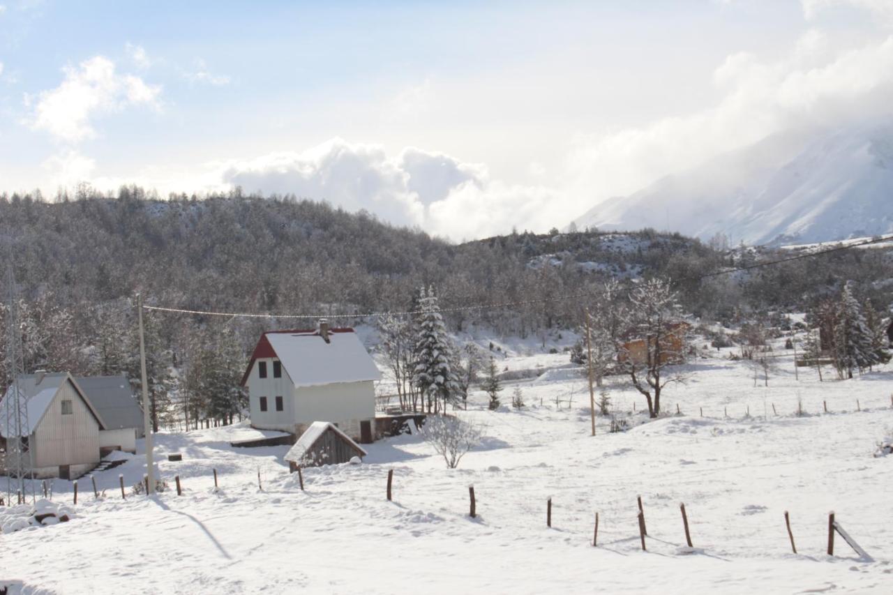 Three Houses Жабляк Экстерьер фото